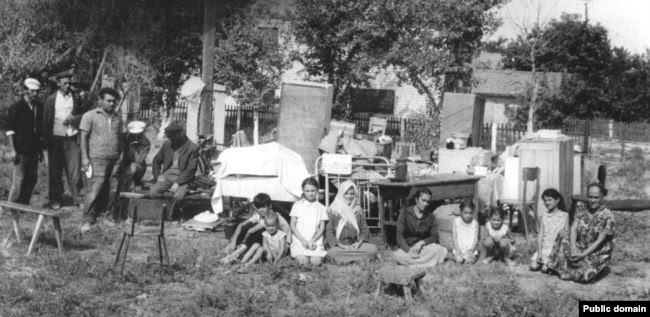 Крымские татары, выброшенные из купленных ими домов в Крыму. Конец 1960-х