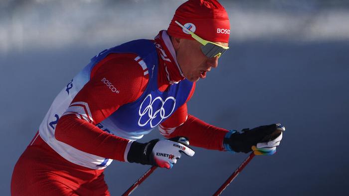 Россиянин Большунов выиграл золото в скиатлоне на Олимпиаде в Пекине