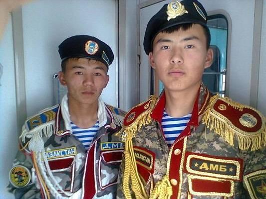 клоун в военной форме