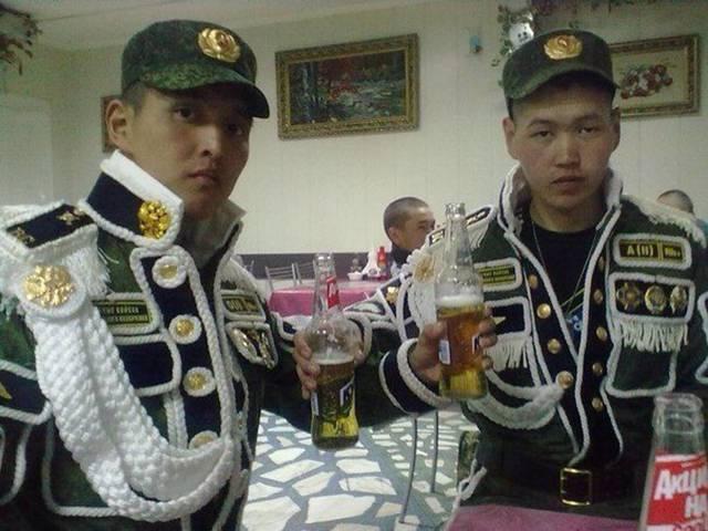 клоун в военной форме