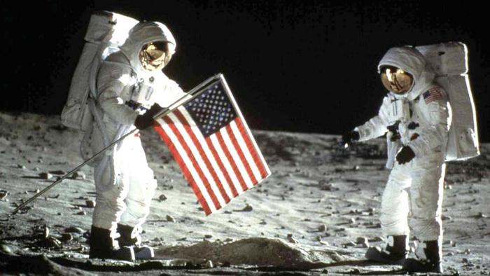 20 июля 1969 года командир экипажа Нил Армстронг и пилот Базз Олдрин посадили лунный модуль корабля «Аполлон-11» на Луне
