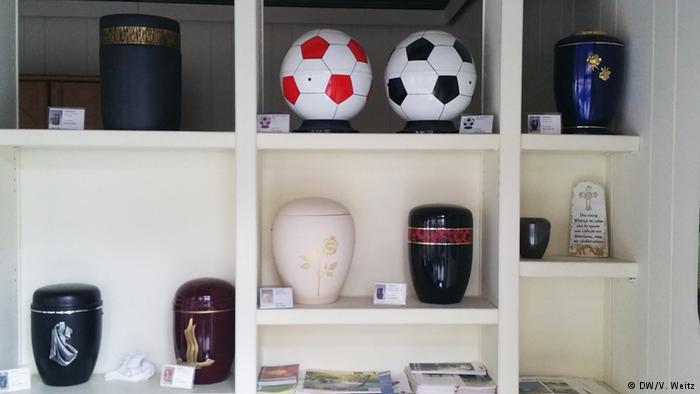 Урны с прахом в виде футбольных мячей