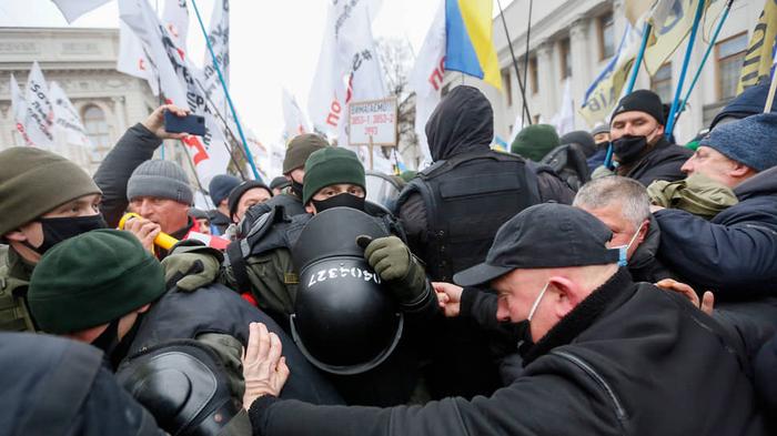 После Евромайдана уличные столкновения стали неизменным атрибутом общественной жизни на Украине. Достоинства, правда, никому из участников это не добавляет…