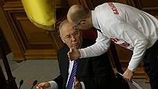 21 ноября. Верховная Рада не приняла закон об освобождении экс-премьера Юлии Тимошенко. Таким образом, было нарушено главное условие Евросоюза для подписания соглашения об ассоциации. Украинские парламентарии заявили о приостановке переговоров&lt;br>На фото: председатель Верховной рады Украины VII созыва Владимир Рыбак (слева) и лидер фракции Всеукраинского объединения «Батькивщина» Арсений Яценюк