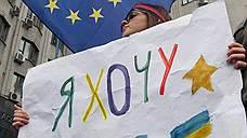 22-23 ноября. Митинги сторонников евроинтеграции собрались по всей Украине. В Киеве митингующие, несмотря на судебный запрет, установили возле монумента Независимости пять туристических палаток, которые позже разобрали бойцы спецподразделения «Беркут» 