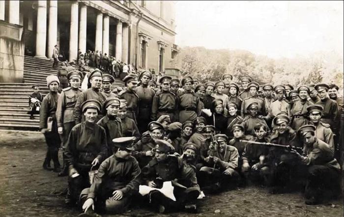 Бойцы женского батальона. Петроград. 1917 год. Фото из открытых источников.