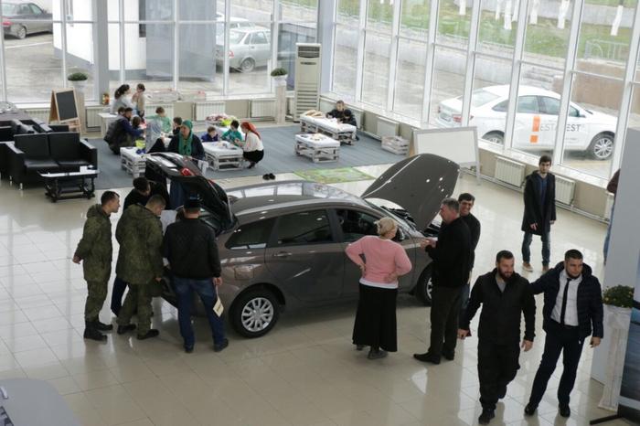 Авто грозный. Толпа в автосалоне. Автосалон Грозный. Автосалон Хендай в Грозном.