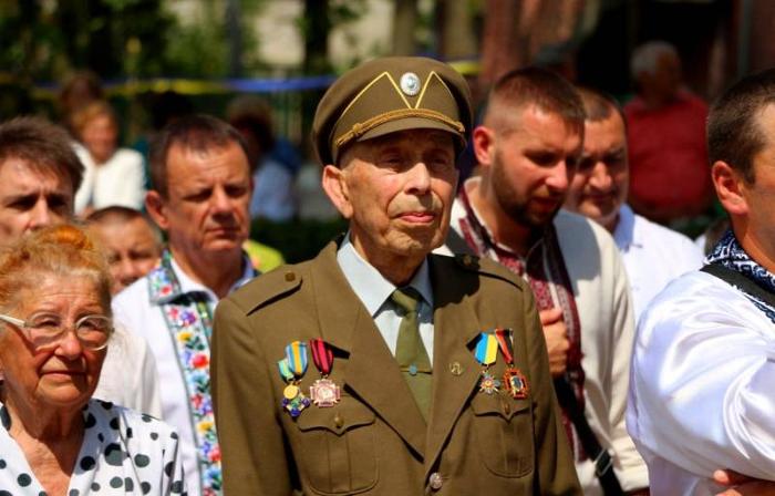 Бандеровец умер от переизбытка чувств у памятника Шухевичу