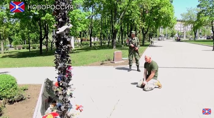 Пленный боевик ВСУ разрыдался на Аллее Ангелов в Донецке