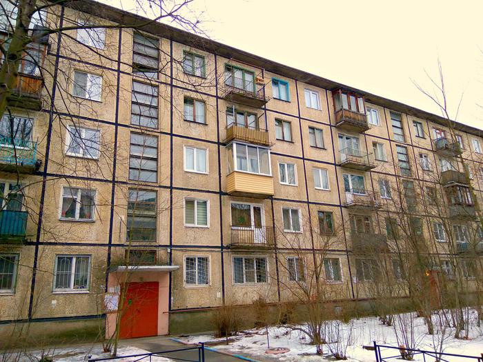 Типовой дом времён СССР,  так называемая "брежневка"