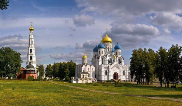 храмы в москве с мощами святых