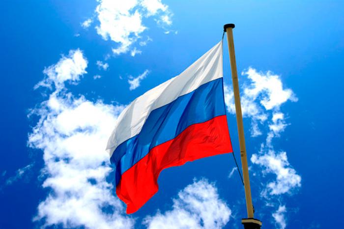 Флаг России на ветру