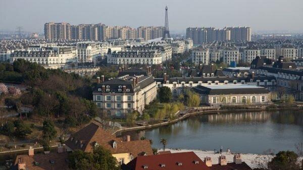 Тяньдучэн — мини Париж в Китае. Вокруг уменьшенной копии эйфелевой башни местные жители устроили огород. 