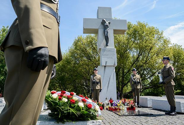 Возложение цветов под памятником жертвам Волынской резни в Варшаве