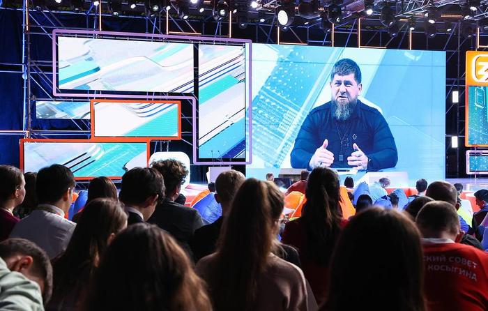Глава Чеченской Республики Рамзан Кадыров (на экране) Артем Геодакян/ТАСС