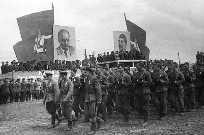в каком городе 16 июля 1944 года состоялся парад партизанских войск. 5920455 2321134. в каком городе 16 июля 1944 года состоялся парад партизанских войск фото. в каком городе 16 июля 1944 года состоялся парад партизанских войск-5920455 2321134. картинка в каком городе 16 июля 1944 года состоялся парад партизанских войск. картинка 5920455 2321134. 16 июля 1944 года в освобожденном Минске прошел знаменитый партизанский парад