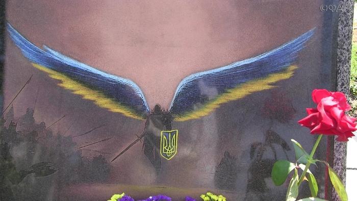 Что говорят киевляне возле памятника боевикам АТО: Пора воевать с Россией!