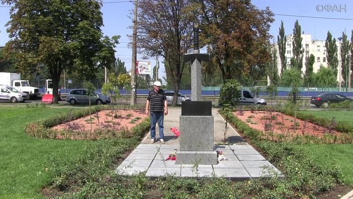 Что говорят киевляне возле памятника боевикам АТО: Пора воевать с Россией!