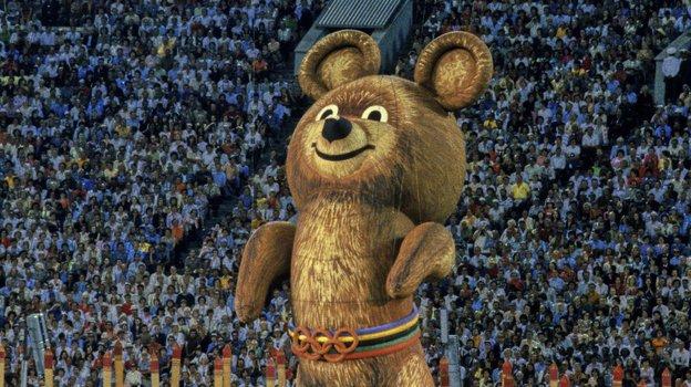 3 августа 1980 года. Москва. Олимпийский Мишка улетает в небо на церемонии закрытия Игр-80. Фото Reuters