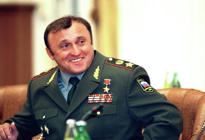 По словам многих военных экспертов, непростительные ошибки Грачева с оставлением в Чечне оружия и штурмом Грозного силами ВДВ выглядели как предательство и преступление. 