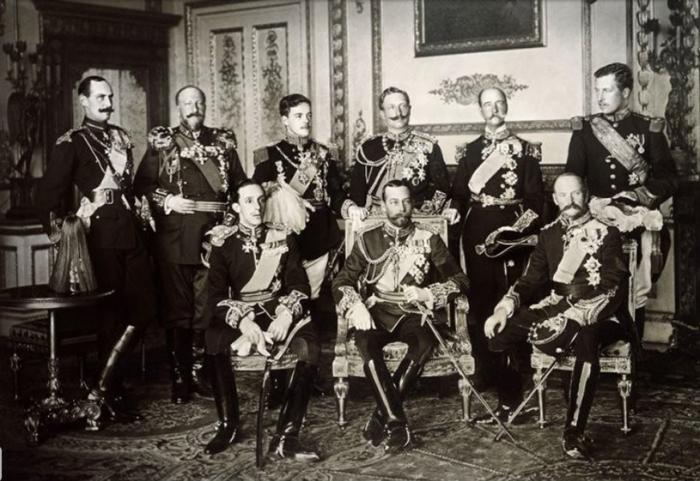 какую фамилию носит королевская семья. 7063452 4991168. какую фамилию носит королевская семья фото. какую фамилию носит королевская семья-7063452 4991168. картинка какую фамилию носит королевская семья. картинка 7063452 4991168. Жизнь великих людей вызывает любопытство, особенно интересно следить за королевой Великобритании. Мы не раз писали о Елизавете II и ее родных. За этой семьей наблюдает весь мир. Кажется, что нам всё о них известно. Но кто-то хоть раз слышал их фамилию?