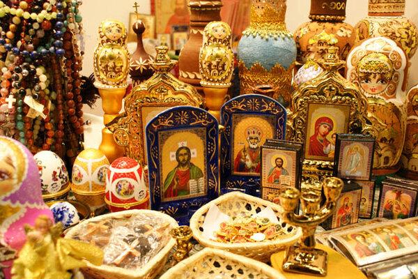 Церковный бизнес – один из самых прибыльных. Например, рентабельность свечки 1500%. Храм возьмёт 500 свечек за 200 рублей, продаст их по 10 рублей и на выходе заберёт 5000.
