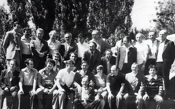 На встрече с одноклассниками в 1979 году ( третий слева в нижнем ряду)