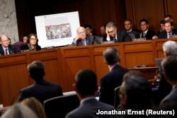 Американские сенаторы демонстрируют фальшивку российских троллей в социальных сетях