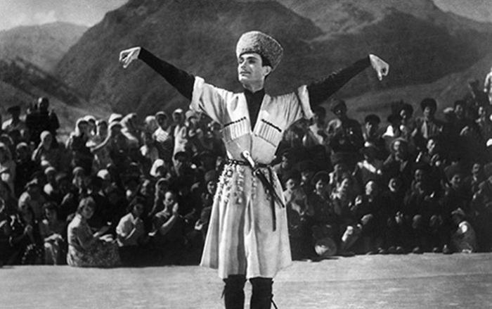 Махмуд Эсамбаев.