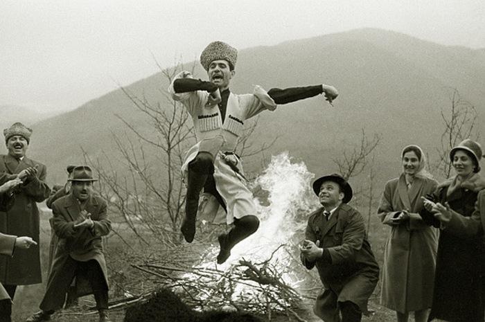 Махмуд Эсамбаев исполняет Лезгинку на празднике в родном селении Старые Атаги. 1963 год
