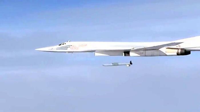 Один из первых боевых запусков Х-101 по целям в Сирии. Чтобы наносить высокоточные удары по террористам, Ту-160 не нужно даже было покидать воздушное пространство России. 