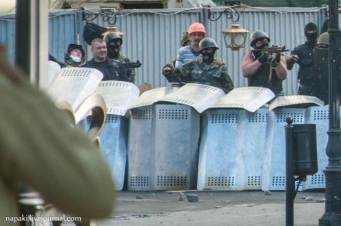 Вооруженные боевики Антимайдана в центре Одессы 2 мая 2014 года. Фото: napaki.livejournal.com