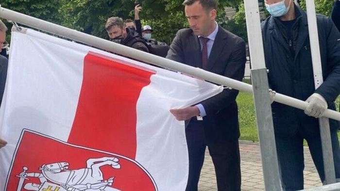 Мэр Риги поменял флаг Беларуси на БЧБ, страны взаимно высылают послов