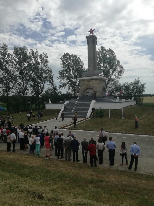 Церемония открытия возрожденного памятника в Миколине
