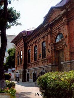 Самое старое здание Новороссийска. Когда-то и одно из самых престижных.