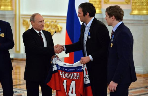 Александр Овечкин и Владимир Путин. Источник изображения: https://www.680news.com