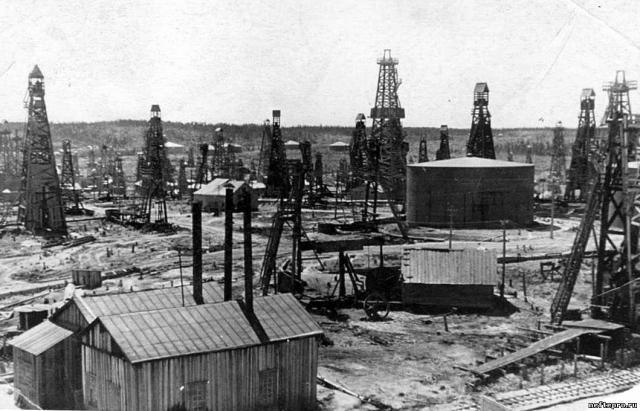 Японская нефтяная концессия. Буровые вышки. Емкости для хранения нефти. Оха. Сахалин. Конец 1930-х годов