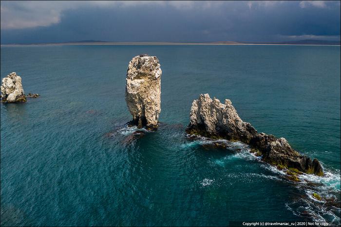 Вид со скалы, на которой нужно было зажечь огонь на крымский берег вдали. 