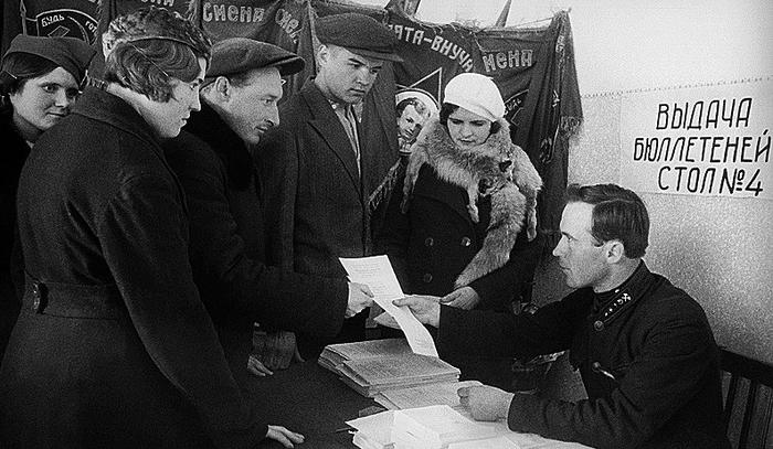 В марте 1946 верховный совет ссср принял закон о четвертом пятилетнем плане