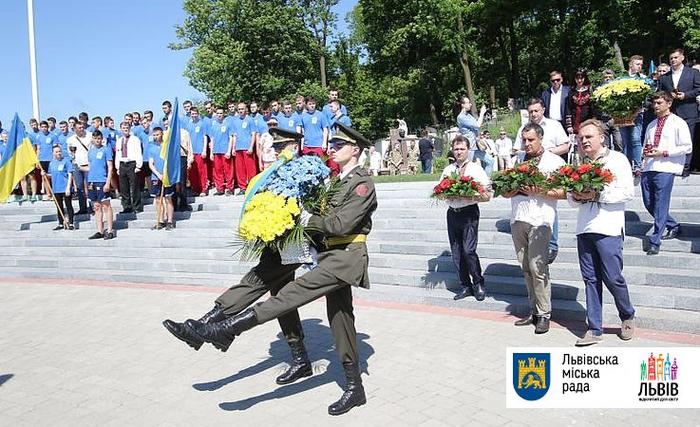 Над ратушей Львова торжественно подняли бандеровский флаг — Южная Русь ...