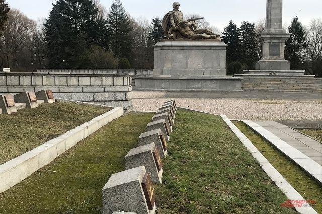 Фото памятника советскому солдату в берлине с девочкой