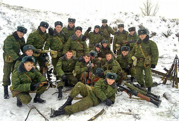 Александр Прохоренко (в центре без шапки) с однокурсниками