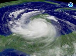 Опасность урагана \"Дин\" снижена до первой категории
