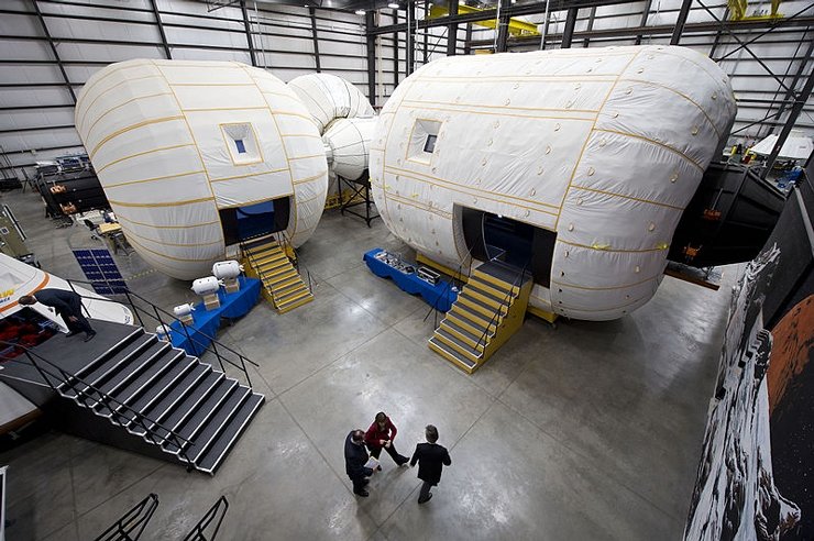 Bigelow Aerospace's Space Station Alpha Макет кевларовой орбитальной станции Бигелоу