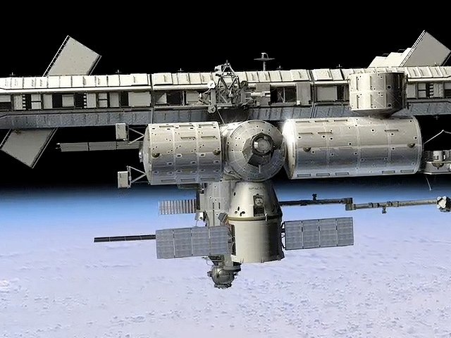 Частный космический корабль Дракон, пристыкованный к МКС Космический корабль Дракон, пристыкованный к МКС