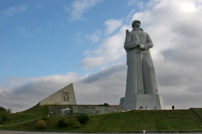 В каком городе расположена сорокаметровая статуя. Статуя Алеши в Мурманске и Болгарии. Разгром немецко-фашистских войск в Заполярье памятник Алеша. Памятник Алеше в Польше. Самый большой памятник Алеше.