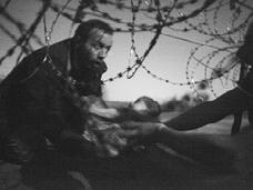 Фотография беженцев на границе пoбедила на World Press