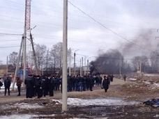 В Тульской области бойцы ОМОН оцепили поселковую администрацию из-за бунта цыган