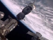 "Союз" с возвращающимся на Землю экипажем МКС отстыковался от станции