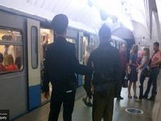 В московском метро поезд несколько метров протащил мужчину по рельсам